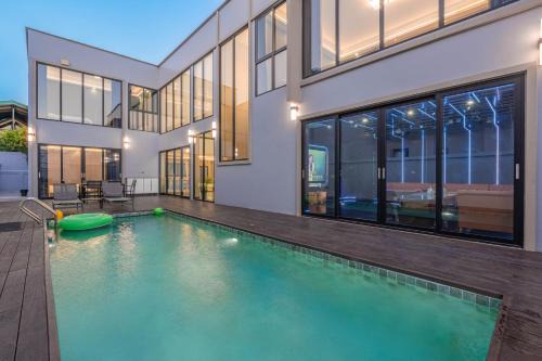 T M L-Luxury 4 bedrooms Pool Villa with Private KTV & 4 Min Walk to Jomtien Beach in Pattaya