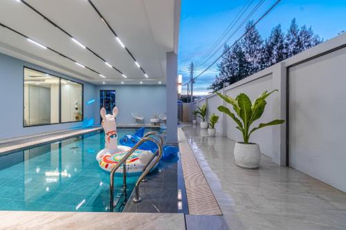 T M L Luxury 5 bedrooms Pool Villa with Private KTV & 4 Min Walk to Jomtien Beach in Pattaya