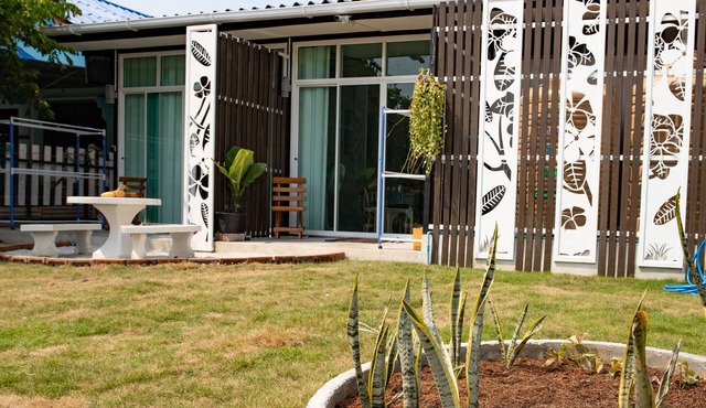 Thai Neighbourhood Duplex Stay- 3 bedroom Home with Close Proximity to the Beach in Taphong
