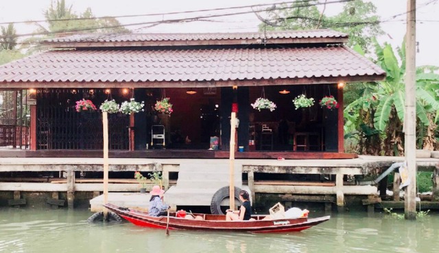 Thai style wooden home, Stay like a local, canal view,quite place. in Ratchaburi