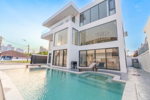 TML Jomtein Modern Luxury Pool Villa - 6 Bedrooms - Luxury KTV Room & open kitchen - vacation paradise in Jomtien Beach