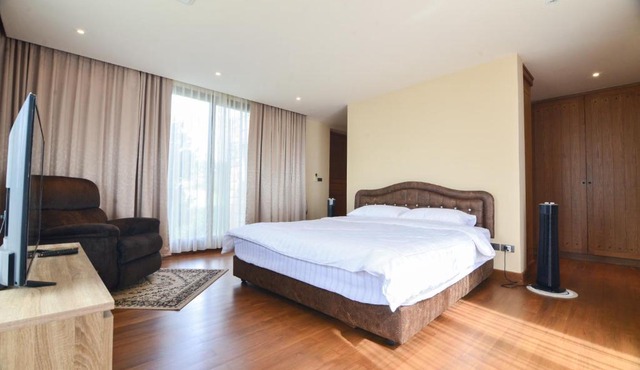 Toscana Valley House Khaoyai 10 Guests - Private Pool Villa & Golf in Ban Rai Khlong Sai