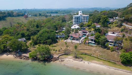 TRIPLET Suite Rayong Seaview Private Beach in Ban Ko Kok