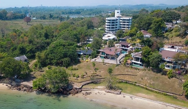TRIPLET Suite Rayong Seaview Situated in rayong, just 100m from Private Beach, in Tambon Chakphong
