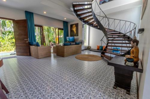 Tropical 2BR Garden Pool Villa, Apple Music, Padel in Phumĭ Trâpeăng Treăng