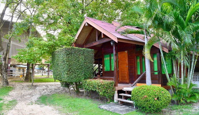 Unique Wooden Cabin in Khlong Yai