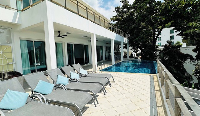 Villa Ginborn amazing 5-Bedroom Pool Villa w Seaview – 5 Minutes to Kata Beach in Tambon Karon