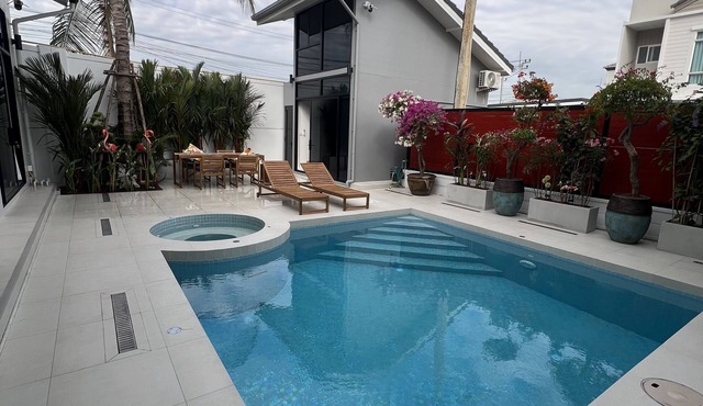 Villa Luxe Bangkok Private Pool Whirlpool in Bangkok