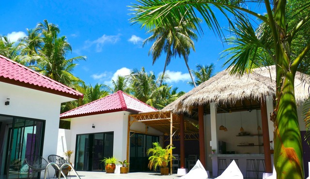 Villa Manni, bright and welcoming, nestled among coconut trees in Koh Phangan