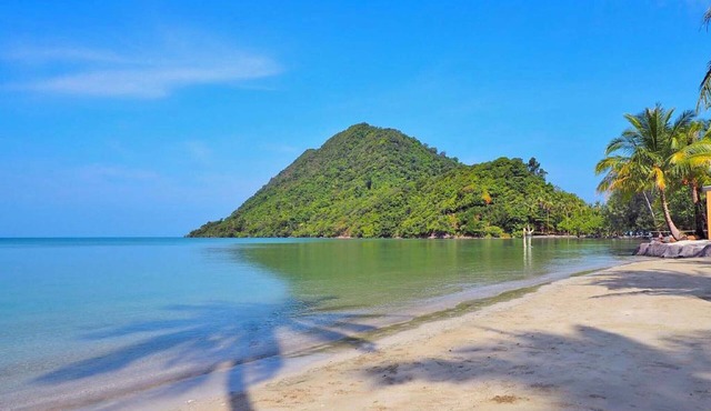 VILLA WHITE SHORE 8 Pax Beachfront Private Pool A/C WiFi near to restaurant in KOH CHANG