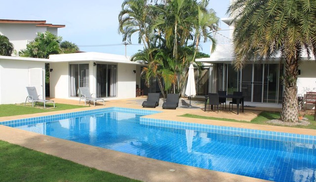 Villa with Pool in the Palm Hills Golf area. in Cha am