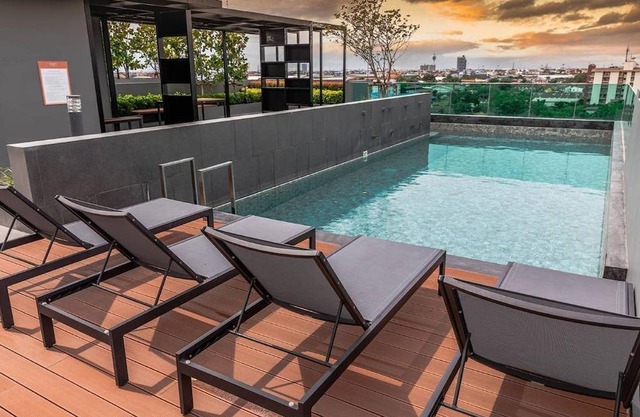 swimming pool and gym , near BTS PuChao,bkbloft5 - Tambon Thepharak in Bangkok