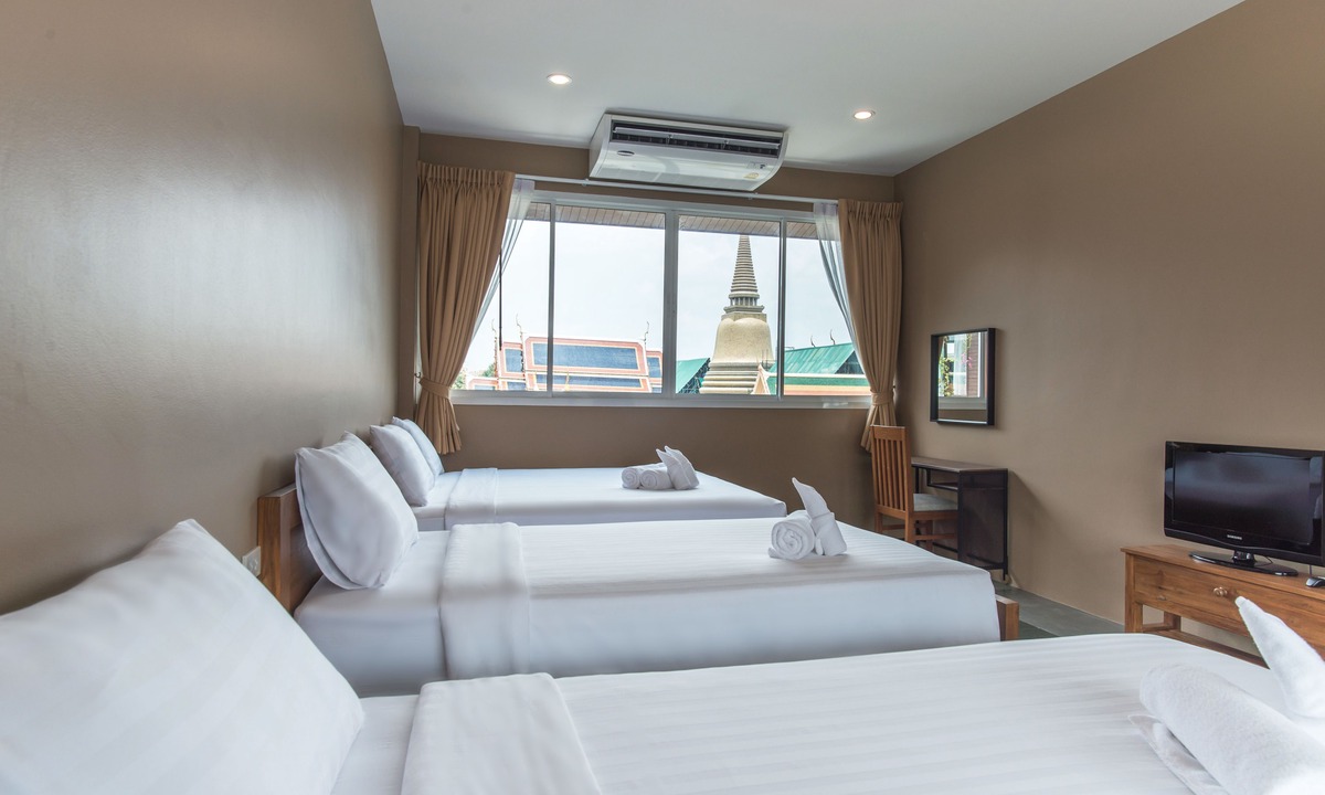 Wat Ratchabophit House | Feung Nakorn Balcony Rooms and Cafe