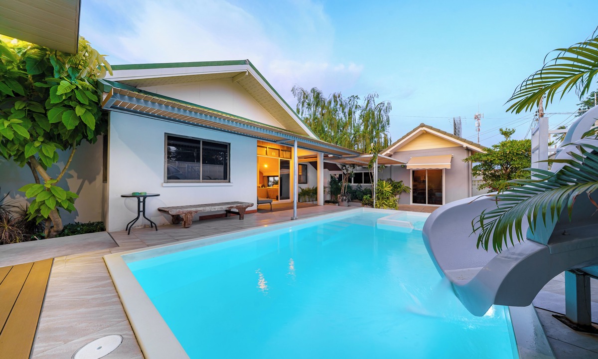 Central Pattaya Villa | Cozy gray garden