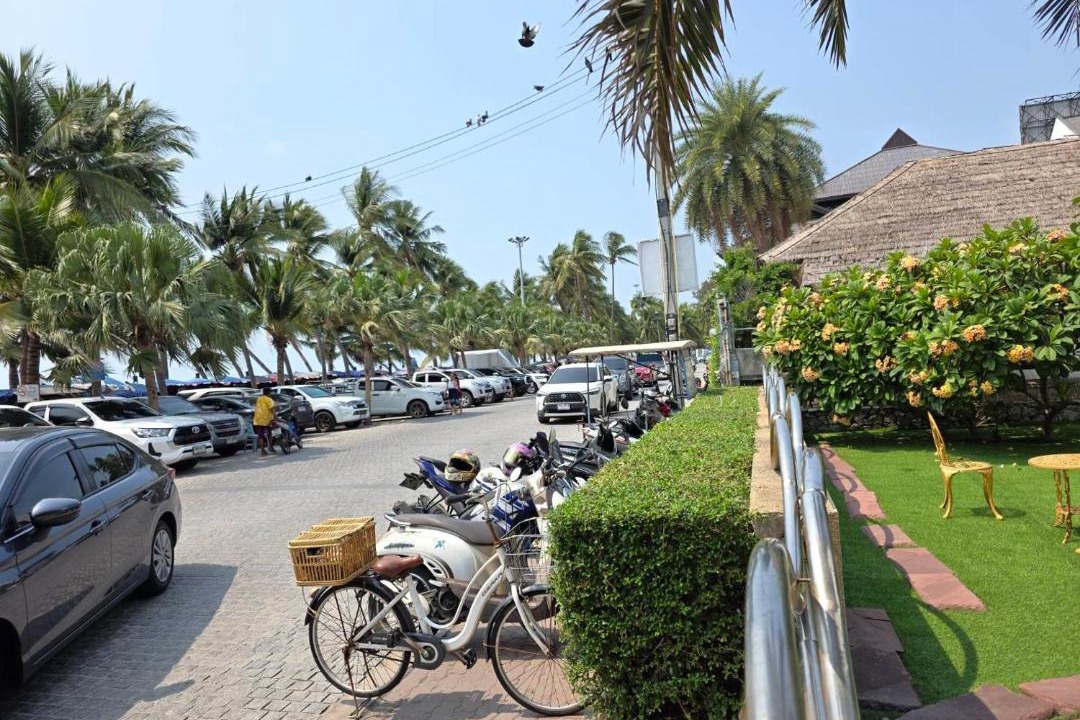 Ban Bang Saen Hotel | The beach bangsaen condo daily room Poolside