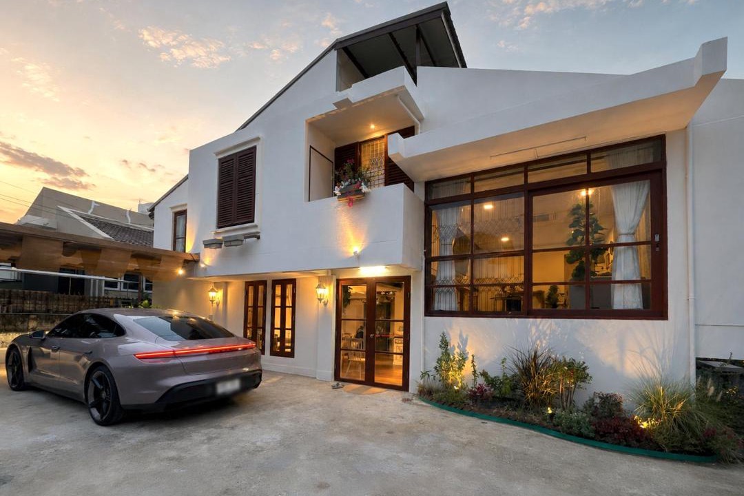 Huai Khwang Villa | 4BRs Spanish Hacienda 10 mins from MRT Huaikwang,JODDFair,RCA