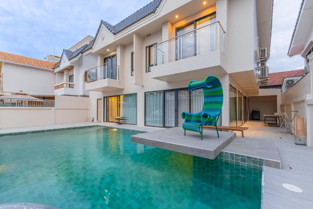 South Pattaya Villa | T M L-Urban Exquisite Pool Villa -4 bedrooms & 6 bathrooms - Private KTV - Prime Location -Family & Group