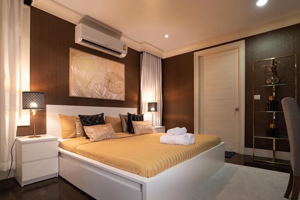Photo of Bedroom in Khlong Tan Nuea