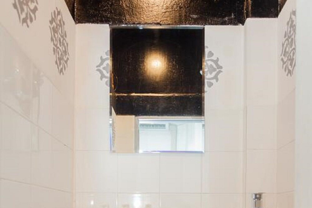 Photo of Bathroom in Wat Ratchabophit