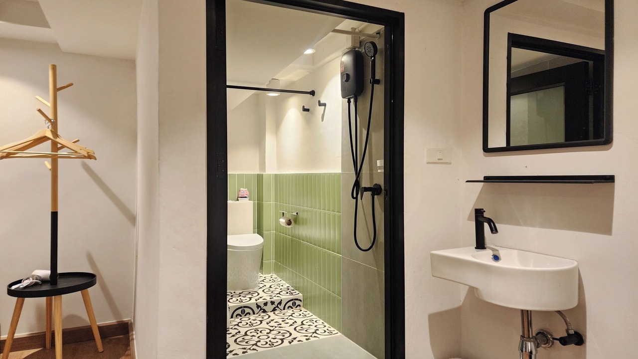 Photo of Bathroom in Wat Sam Phraya
