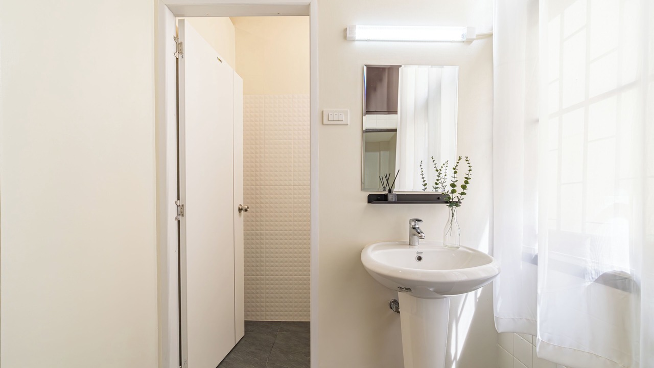 Photo of Bathroom in Pom Prap Sattru Phai