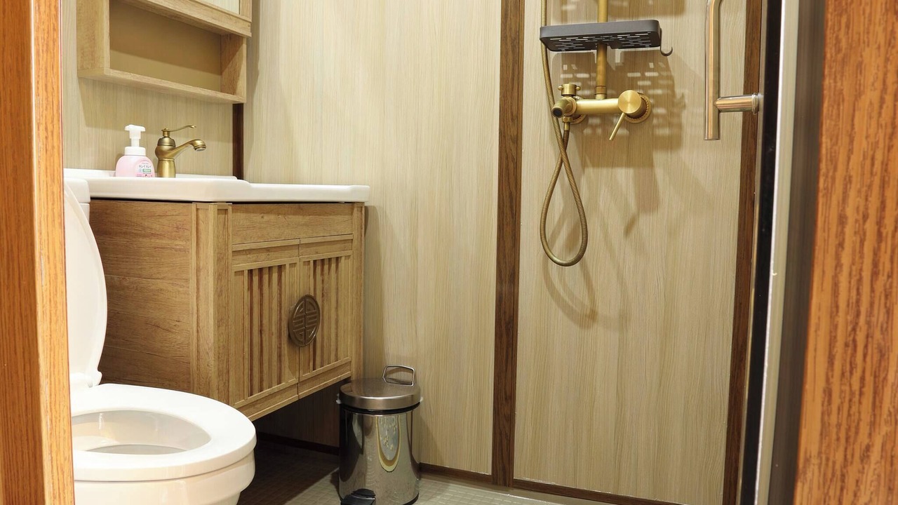 Photo of Bathroom in Wat Ratchabophit