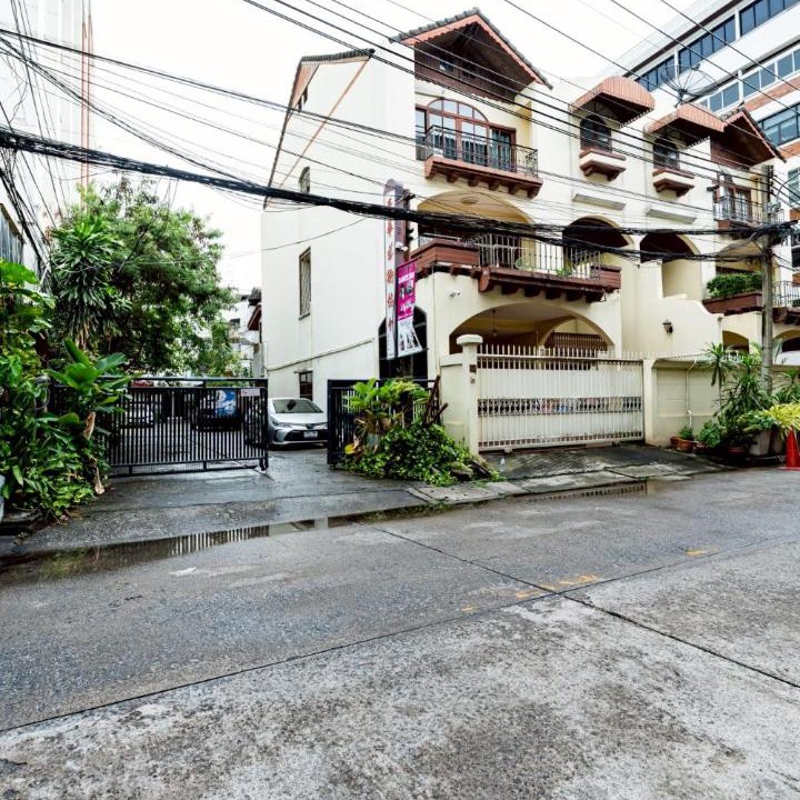 Photo of Buildings in Ploenchit