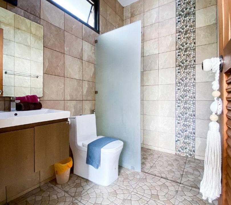 Photo of Bathroom in Maret