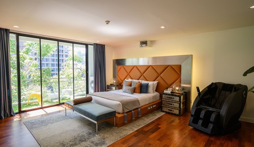 Embassy Suite Six Bedroom Duplex