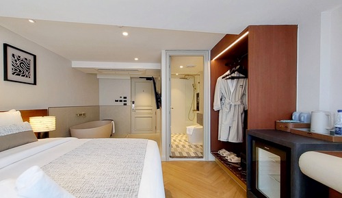 Premier Room, Bathtub
