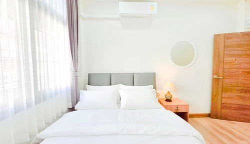Double Room, 1 Queen Bed, Non Smoking, Shared Bathroom