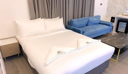 Queen Bed Room