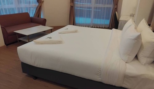 Premier King Suite with Queen Bed