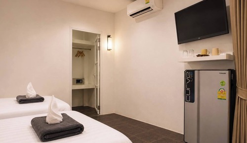 Basic Room, 2 Twin Beds, Non Smoking, Corner