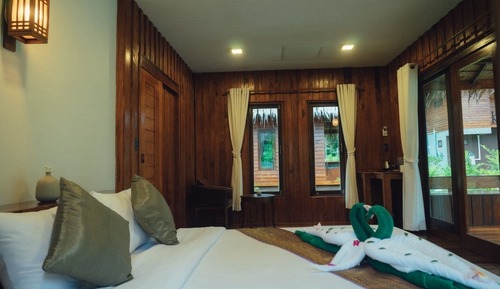 One bedroom Grand Suite with Bathtub & balcony