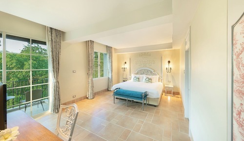 Suite with Bathtub