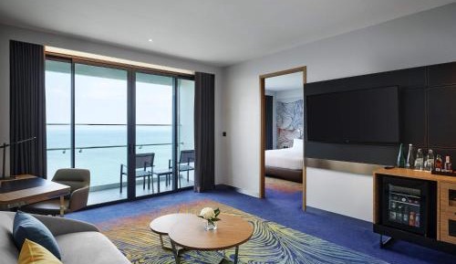 Marina Bay Suite, Living Room, Lounge Access, Balcony, Sea View - 1 King Bed