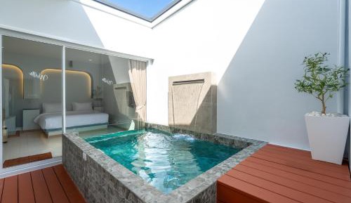 Suite with Pool View