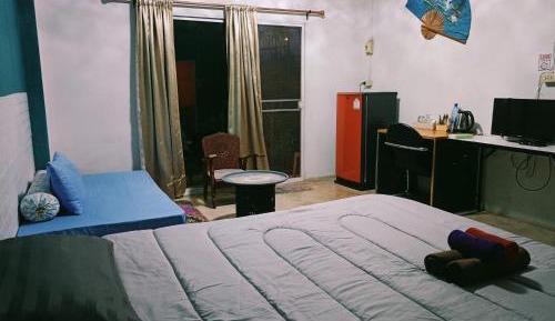 King Studio with Sofa Bed