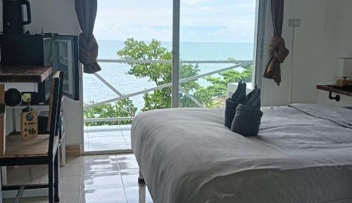 Top Bungalow with Balcony