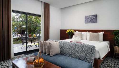 Family Connecting Room Pool Access - Free Shuttle to Town