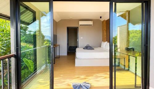 Deluxe Double Room with Side Sea View