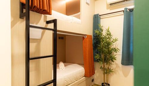 Single Bed in Mixed Dormitory Room