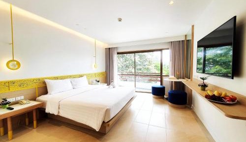 Deluxe King Room with Garden View