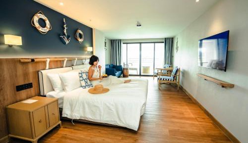 King Bed Premier Daybed Balcony
