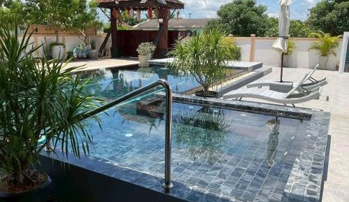 Standard Queen Room with Pool View