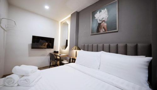 Queen Room with Shared Bathroom