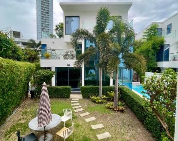 Villa with Garden View