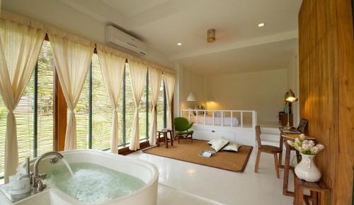 Luxury Suite with Bath Tub