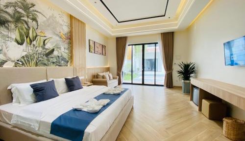 Junior Suite with Pool View